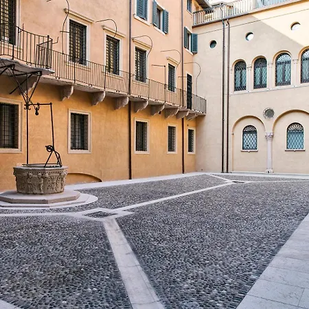 Palazzo Confalonieri Da Lisca *